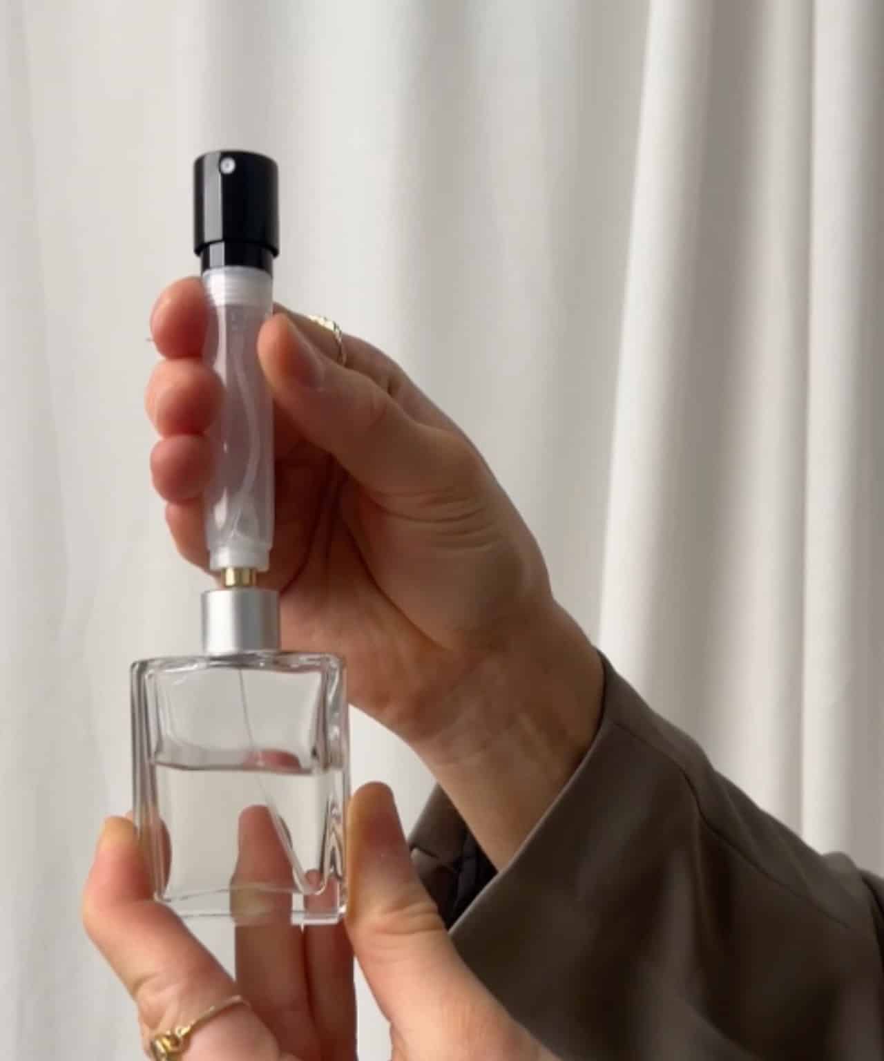 Påfyldning af Fumé parfume refill flaske