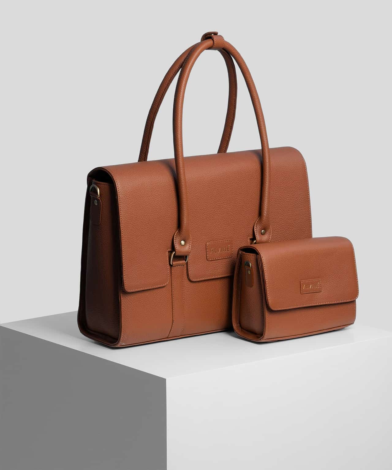 Arbejdstaske og Pouch i cognac farve fra The Classic Collection på pedistal