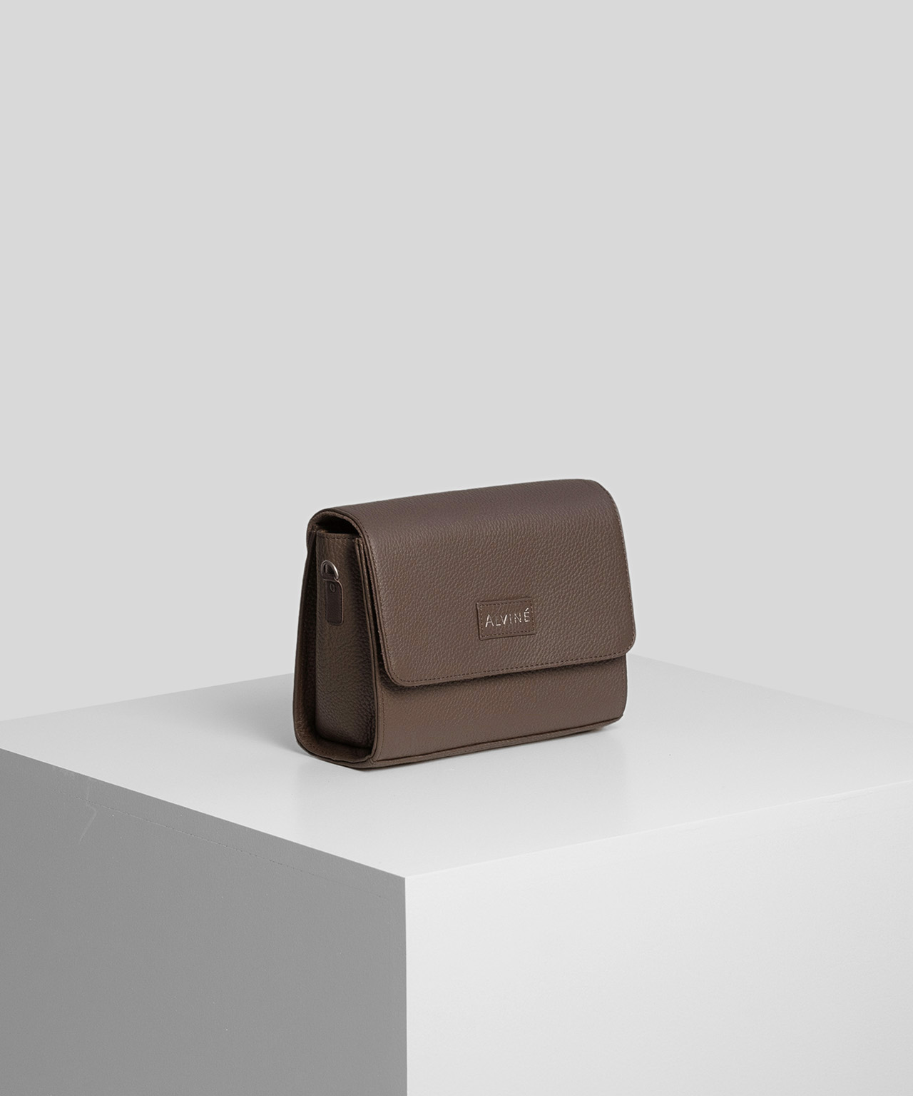 Pouch i espresso farve fra The Classic Collection på pedistal