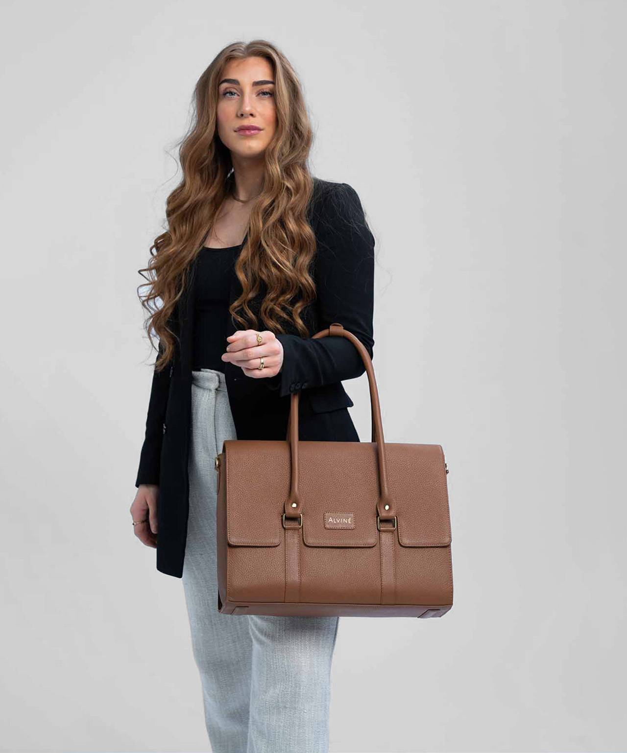 Model med The Classic Collection arbejdstaske i cognac læder i hånden